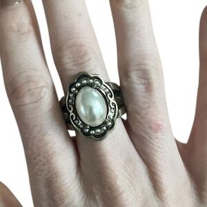Vintage-Inspired Pearl Statement Ring - Cream Center